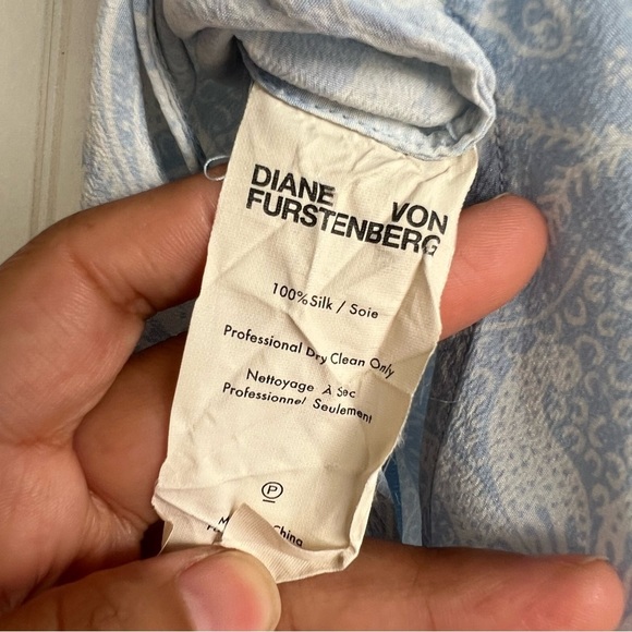 Diane Von Furstenberg Size 8 Blue Floral Short Sleeve V- Neck 100% Silk Blouse - Picture 4 of 6